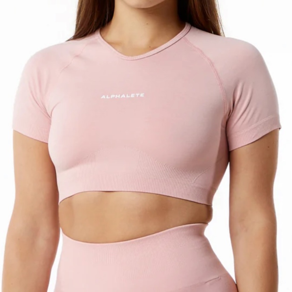 Alphalete Amplify V-neck Crop Top in Blossom